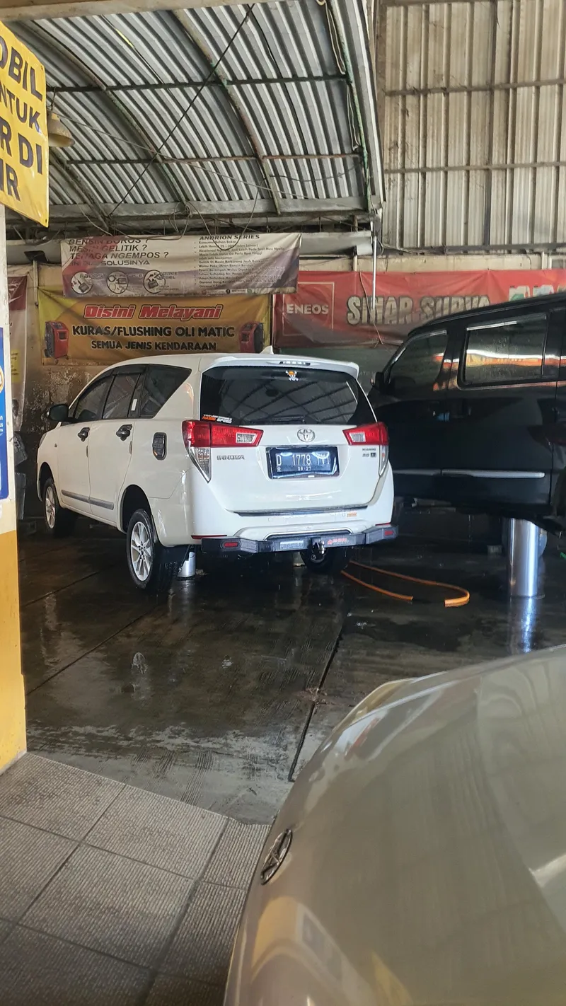 Area bengkel Sinar Surya Auto Care di Bojongsoang dengan mobil pelanggan