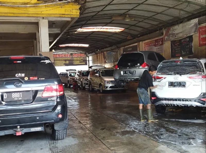 Suasana ramai area cuci mobil Sinar Surya Auto Care dengan banyak mobil pelanggan