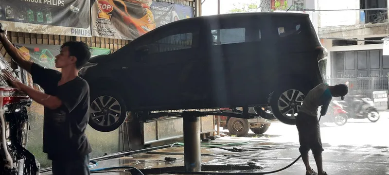 MPV diangkat lift hidrolik saat dicuci di Bojongsoang, Bandung
