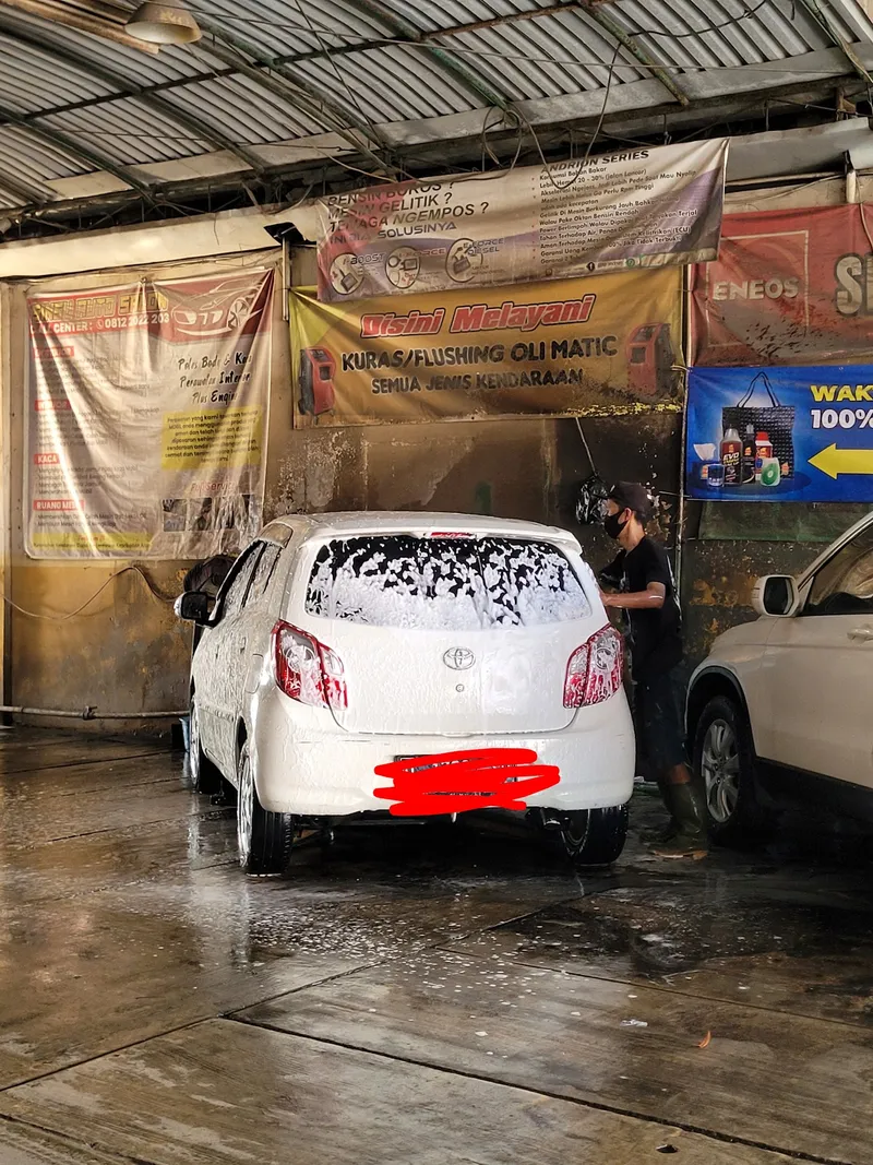 Proses cuci mobil dengan busa di bengkel Sinar Surya Auto Care