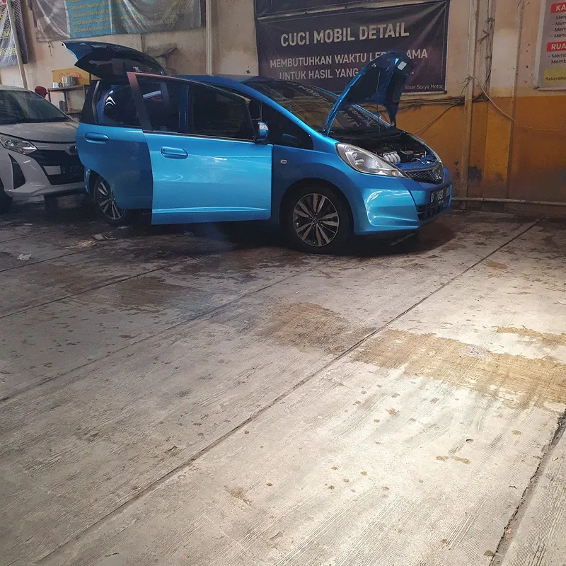 Detailing interior mobil dengan pintu terbuka di Sinar Surya Auto Care