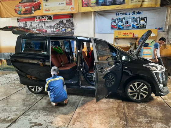 Teknisi Sinar Surya Auto Care mengerjakan detailing interior mobil