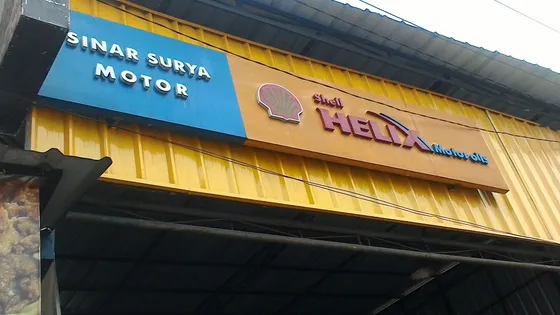Papan nama Sinar Surya Motor di depan bengkel Bojongsoang