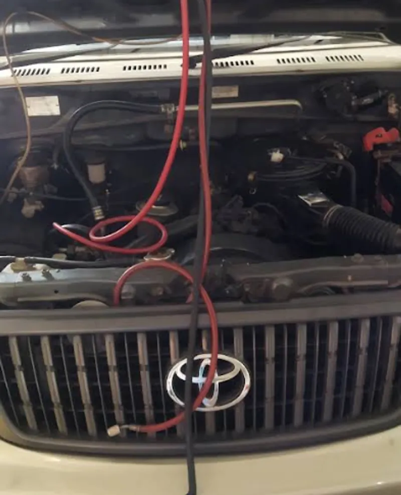 Pemeriksaan ruang mesin mobil di bengkel Sinar Surya Auto Care Bojongsoang