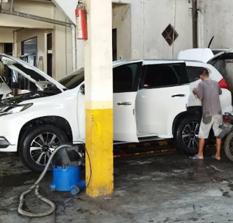 Proses servis mobil dengan kap terbuka di Sinar Surya Auto Care